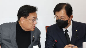 이만희 이태원 사고조사 특위 위원장과 대화하는 정진석 비상대책위원장