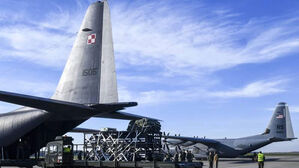 MC-130 수송기에 적재되는 JASSM 순항미사일 (사진=미군 유럽특수작전사령부 트위터 캡처, 연합뉴스)