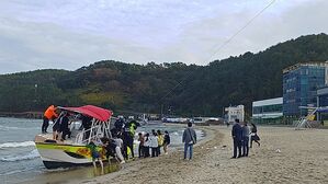 패러세일링 구조하는 시민들 (사진=부산경찰청 제공, 연합뉴스)