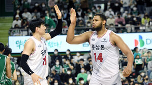 득점 후 기뻐하는 인삼공사 문성곤(왼쪽)과 스펠맨 (사진=KBL 제공, 연합뉴스)