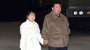 김정은 딸 공개석상에 처음 등장&hellip;화성-17형 발사 현장에 동행