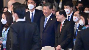 태국 방콕 APEC 정상회의에 참석한 시진핑 중국 국가주석과 존 리 홍콩 행정장관 (사진=홍콩 정부 제공, 연합뉴스)