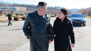 김정은, ICBM 발사 관계자들과 기념사진&hellip;둘째 딸 또 동행 (사진=조선중앙통신, 연합뉴스)