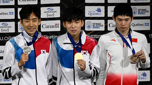 금메달 딴 정재원(가운데)과 은메달 딴 이승훈(왼쪽) (사진=AP, 연합뉴스)