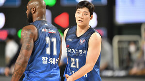 한국가스공사 이대헌(오른쪽)과 머피 할로웨이 (사진=KBL 제공, 연합뉴스)