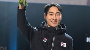 오를레앙 그랑프리 3위에 오른 김정환 (사진=국제펜싱연맹 페이스북 캡처, 연합뉴스)