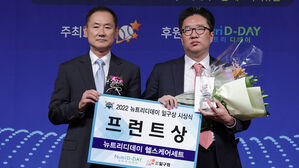 2022 일구상 프런트상 수상한 류선규 SSG랜더스 단장(오른쪽)