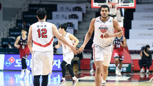 현대모비스 게이지 프림(오른쪽)과 함지훈 (사진=KBL 제공, 연합뉴스)