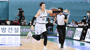 김완수 감독과 하이파이브 하는 박지수 (사진=WKBL 제공, 연합뉴스)