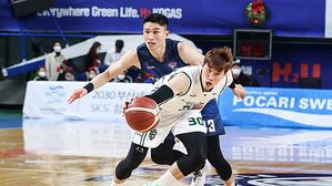 DB 두경민(흰색 유니폼)의 18일 한국가스공사전 경기 모습 (사진=KBL 제공, 연합뉴스)