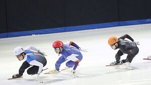 19일 오후 충남 아산시 이순신빙상장에서 열린 제38회 회장배 전국남녀 쇼트트랙 스피드스케이팅 대회 남자 일반부 1500ｍ 결승에서 황대헌(강원도청) 선수가 제일 앞에서 레이스를 펼치고 있다.