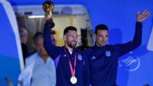 메시, 우승 트로피 번쩍 들고 금의환향…임시공휴일 선포