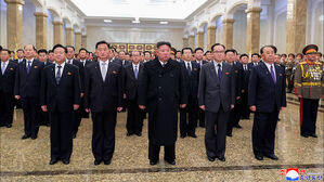 김정은, 새해 금수산 참배&hellip;해임 박정천 첫줄에서 사라져