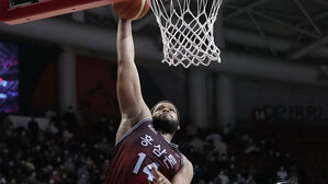 SK전에서 슛 시도하는 KGC인삼공사의 오마리 스펠맨(14번) (사진=KBL 제공, 연합뉴스)