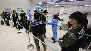 지난 9일 인천국제공항 제2여객터미널 코로나19 검사센터에서 검사를 기다리는 중국발 입국자들 (사진=AP, 연합뉴스)