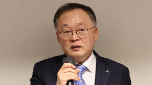 인사말 하는 이상률 원장