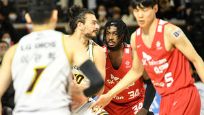 공격하는 창원 LG의 아셈 마레이 (사진=KBL 제공, 연합뉴스)