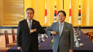 인사하는 한일 외교장관