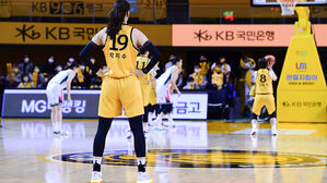 부천 하나원큐와의 경기에서 더블더블을 기록한 청주 KB 박지수 (사진=WBKL 제공, 연합뉴스)