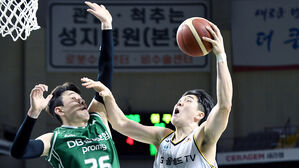 원주 DB와의 경기에서 골 밑을 공략하는 창원 LG의 김준일 (사진=KBL 제공, 연합뉴스)