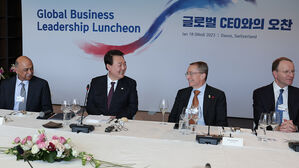 윤석열 대통령, 인텔 CEO와 대화