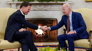 조 바이든 미국 대통령과 마르크 뤼터 네덜란드 총리(왼쪽)가 지난 17일(현지시간) 미국 워싱턴DC 백악관에서 악수하고 있다. 두 정상은 이날 회담을 열어 우크라이나 지원, 대(對)중국 반도체 기술 수출통제 조치 등에 대해 논의했다. (사진=AP, 연합뉴스)