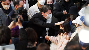 대구 서문시장서 시민과 인사하는 안철수