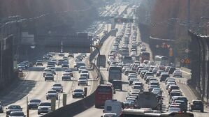 경부고속도로 서울 잠원IC 부근 하행선(오른쪽) 차량이 줄지어 늘어서 있다.
