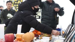설 명절인 22일 오후 전북 전주시 전동 풍남문 광장에서 열린 '10&middot;29 이태원 참사 전북시민대책위원회 합동 차례'에 참석한 유가족이 차례를 지내고 있다.