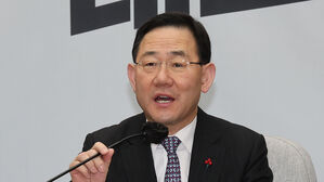 원내대책회의에서 발언하는 주호영 원내대표