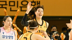 득점하고 기뻐하는 박지수 (사진=WKBL 제공, 연합뉴스)