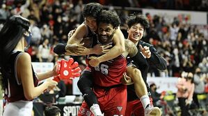 먼로의 결승 득점에 기뻐하는 인삼공사 선수들 (사진=KBL, 연합뉴스)