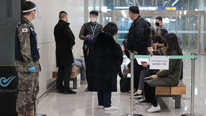 인천국제공항 제2여객터미널 코로나19 검사센터에서 검사를 기다리는 중국발 입국자들