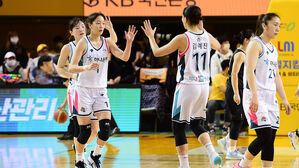 환호하는 하나원큐 선수들 (사진=WKBL 제공, 연합뉴스)