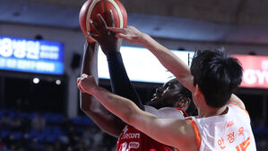 자밀 워니를 막는 캐롯의 안정욱 (사진=KBL 제공, 연합뉴스)