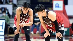 인삼공사의 렌즈 아반도와 변준형 (사진=KBL 제공, 연합뉴스)