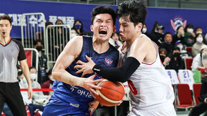 한국가스공사 이대성(왼쪽)과 인삼공사 문성곤 (사진=KBL 제공, 연합뉴스)