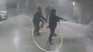 [영상] 혹시 소방관이세요?&hellip;주차장 화재에 '일심동체' 대형 사고 막은 주민들