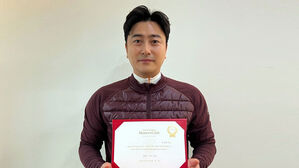 '아너스클럽' 위촉패를 전달받은 안정환 해설위원 (사진=세이브더칠드런 제공, 연합뉴스)