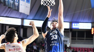 23일 SK와 경기에서 골밑슛을 시도하는 KCC 이승현 (사진=KBL 제공, 연합뉴스)