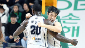 전주 KCC 이승현(오른쪽)과 라건아 (사진=KBL 제공, 연합뉴스)