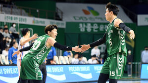 원주 DB 두경민과 김종규(오른쪽) (사진=KBL 제공, 연합뉴스)