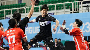 9일 SK와 경기에서 슛을 던지는 충남도청 김동준. (사진=대한핸드볼협회 제공, 연합뉴스)