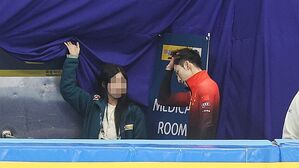 빙상장 빠져나가는 린샤오쥔