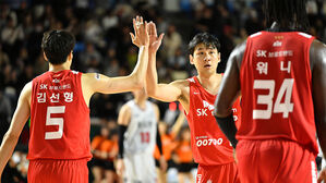 승리 후 기뻐하는 SK 선수들 (사진=KBL 제공, 연합뉴스)