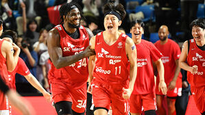 경기 종료 4초를 남기고 역전 득점에 성공한 SK 허일영(11번) (사진=KBL 제공, 연합뉴스)