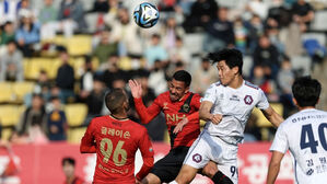 볼 경합하는 경남과 충북청주 선수들 (사진=한국프로축구연맹 제공, 연합뉴스)