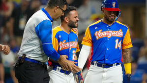 미국전에서 공에 맞은 알투베, 엄지손가락 골절로 수술