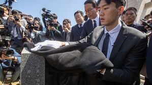 [영상] 전두환 대신 무릎 꿇은 손자 전우원...5&middot;18 유족 "진실로 너무너무 고마워"