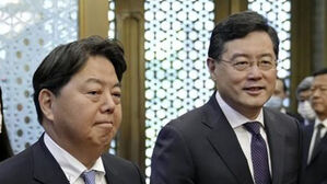 하야시 일본 외무상과 친강 중국 외교부장 (사진=AP, 연합뉴스)